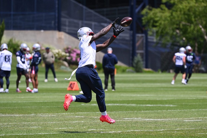 A. J. Brown vihdoin puki New England Patriotsin pelipaidan seitsemän vuoden tauon jälkeen